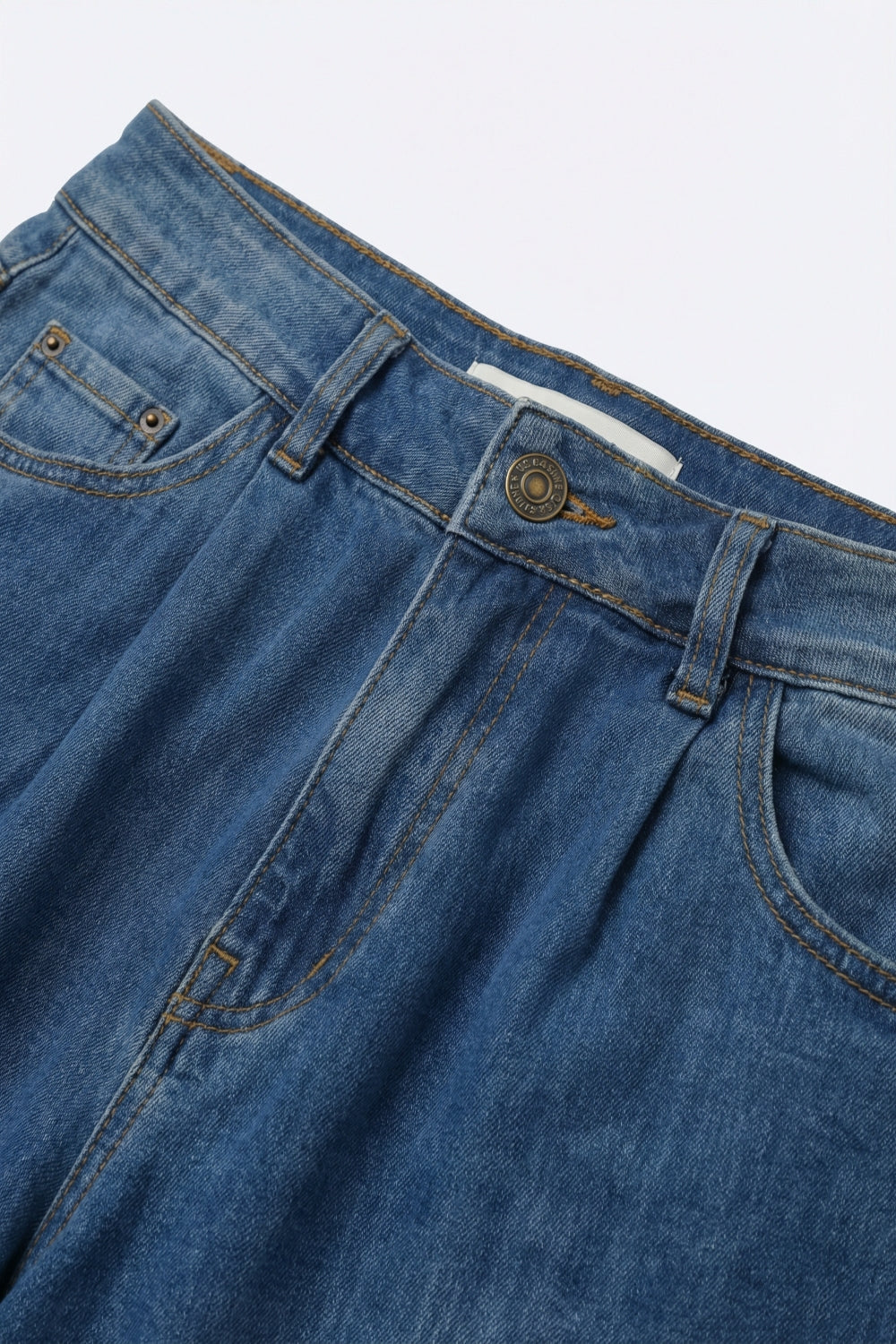 Jeans de Cintura Alta com Pernas Largas em Denim Leve com Detalhe de Costura Curva