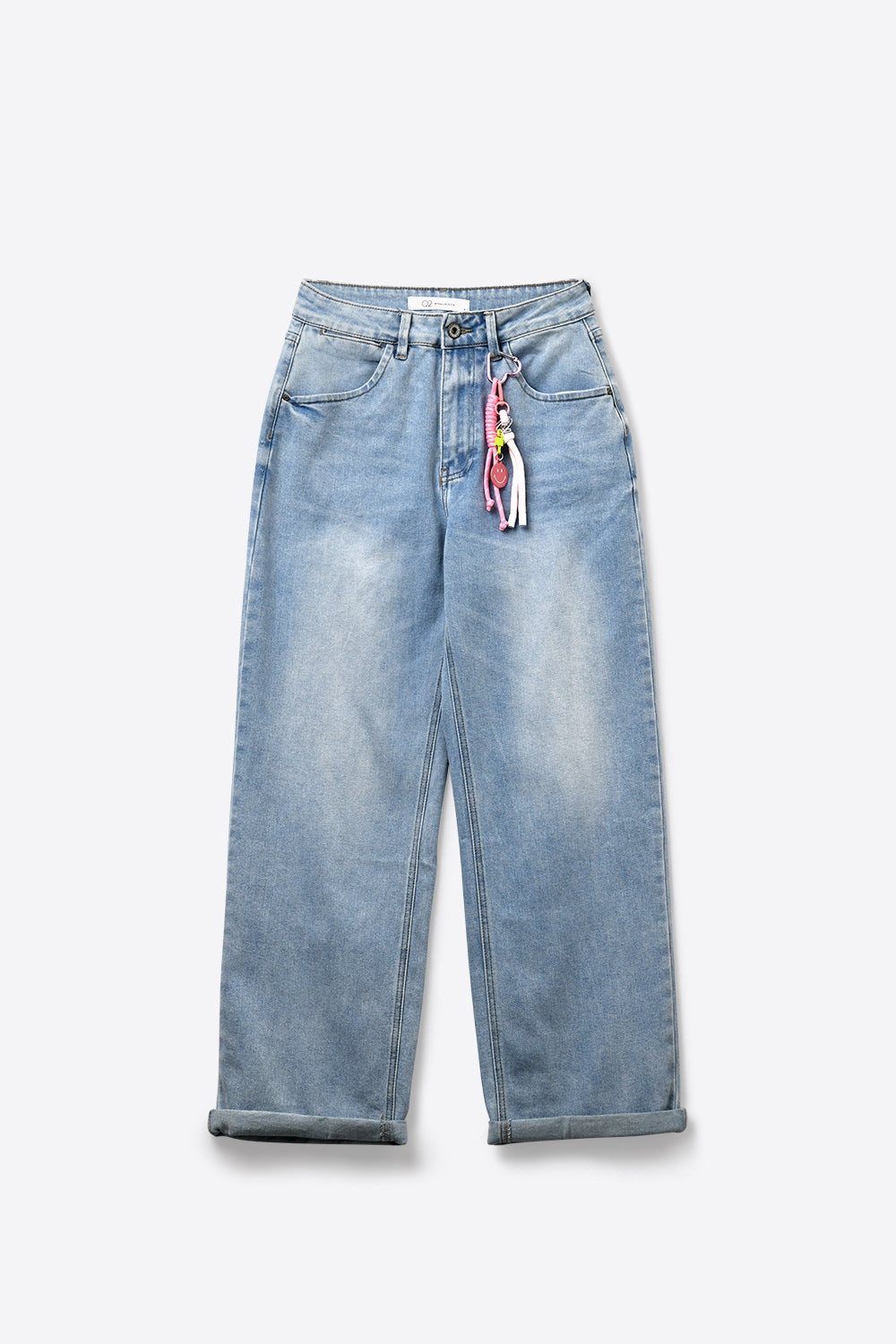 Calça Jeans Denim Azul Claro de Perna Larga estilo mom com Detalhe de Pingente