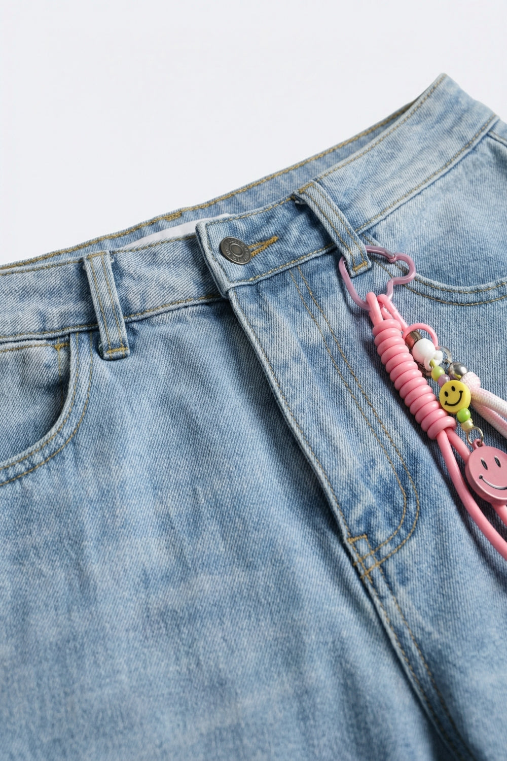 Calça Jeans Denim Azul Claro de Perna Larga estilo mom com Detalhe de Pingente