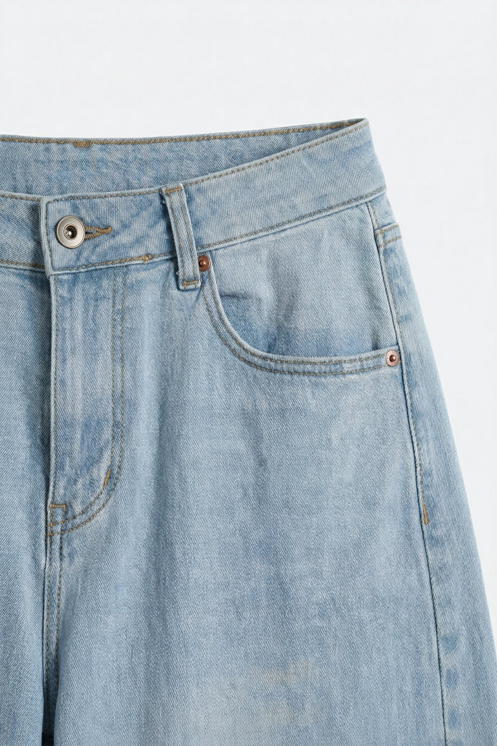 Jeans de Denim Azul Claro com Pernas Largas e Tecido Leve
