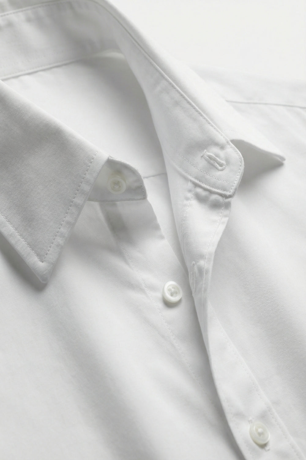 Camisa Oversized Branca com Ombros Largos e Botões na Frente