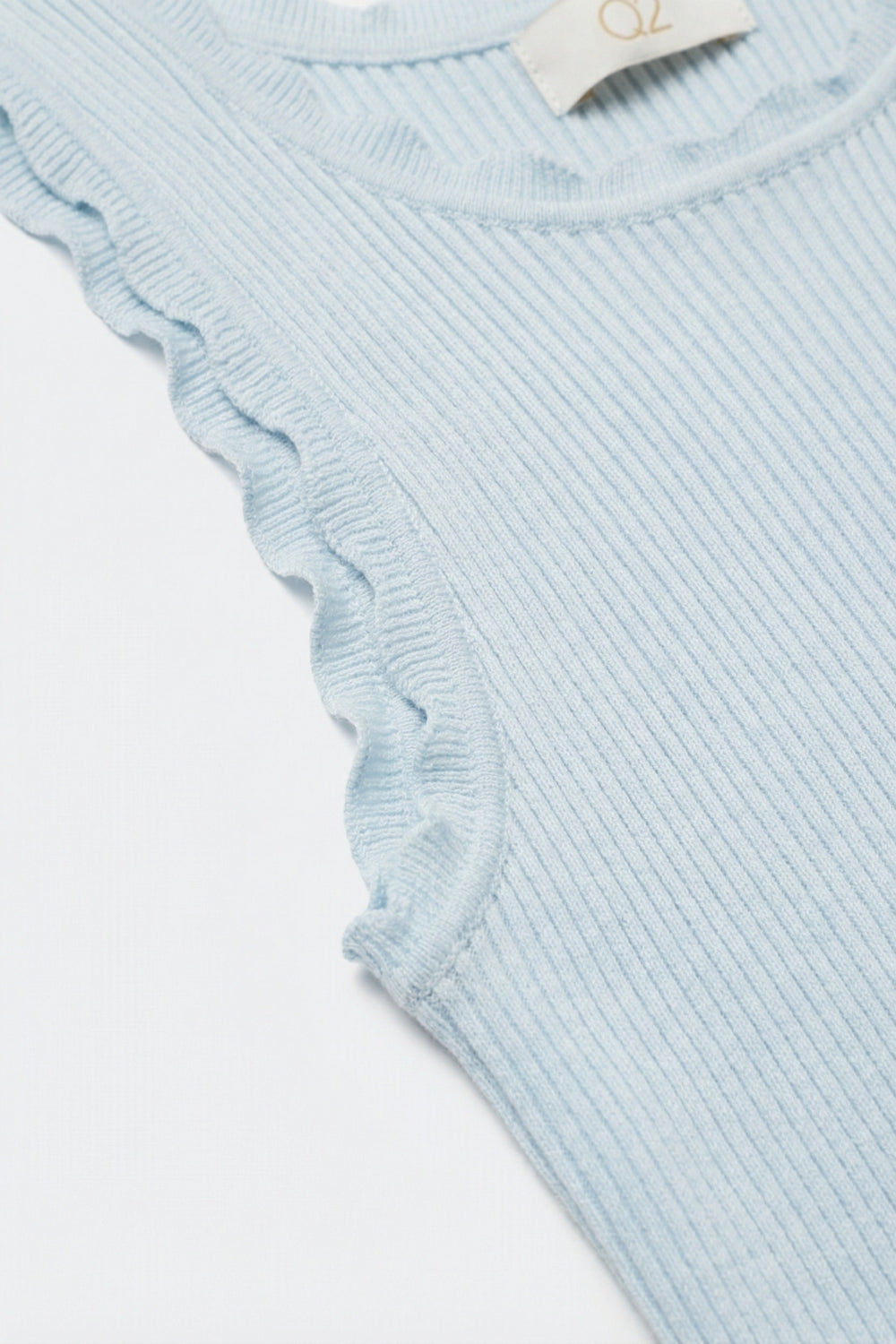 Camisola com nervuras azul-clara com rebordos recortados