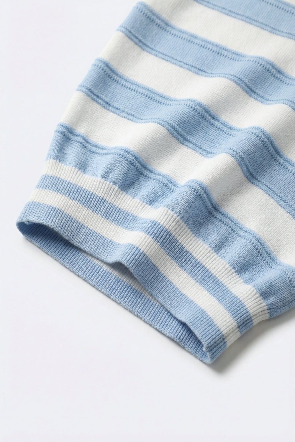 Camisola de manga curta de malha às riscas azul clara