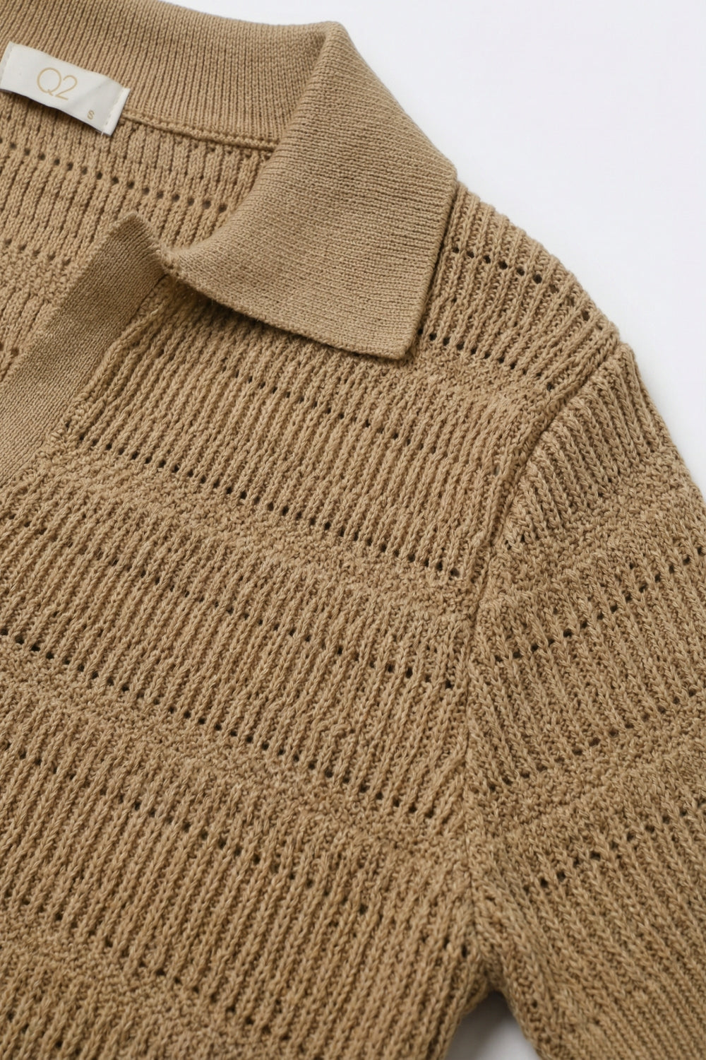 Polo de Malha Texturizada em Camelo com Gola em V