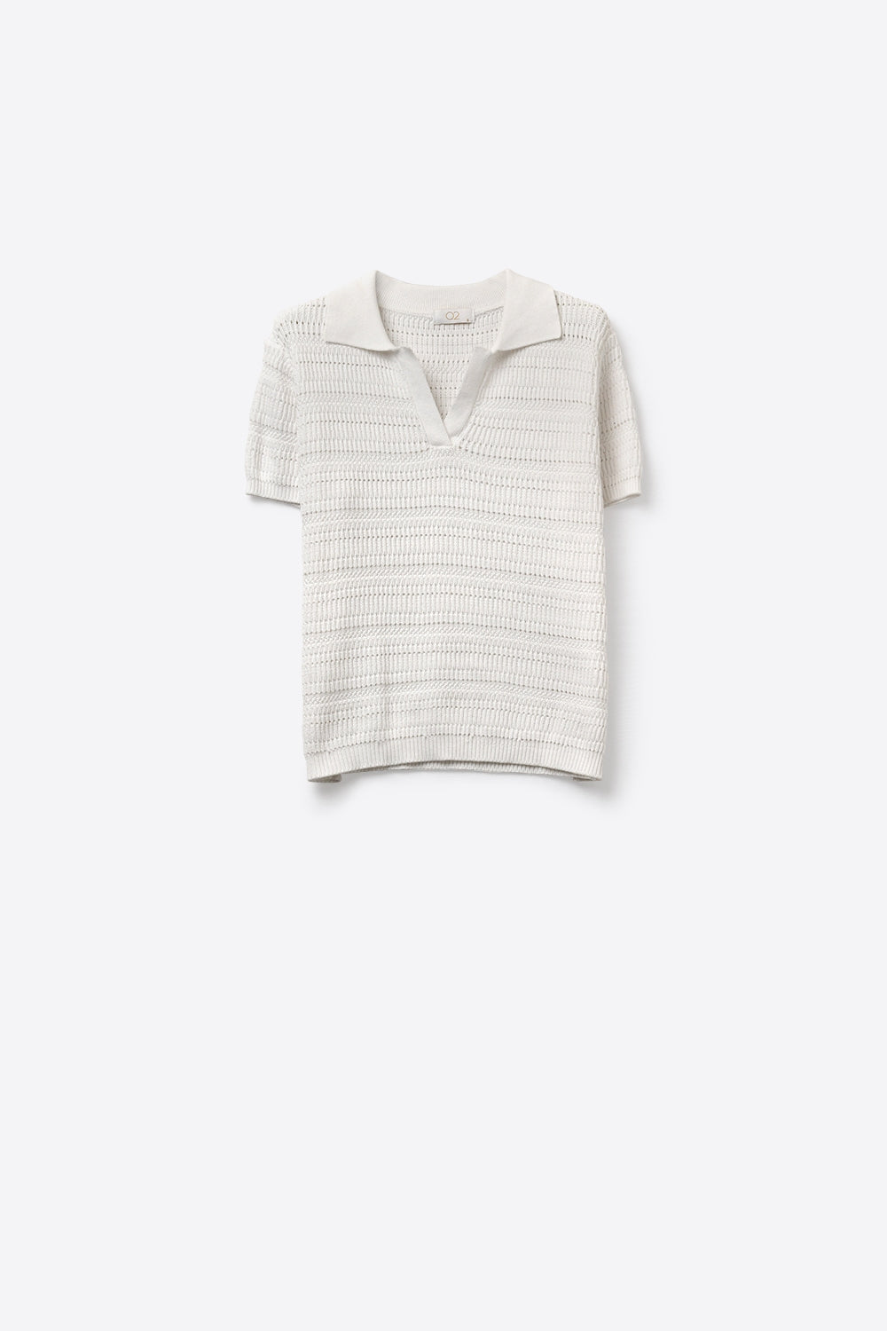 Camiseta polo branca com mangas curtas e padrão de malha aberta