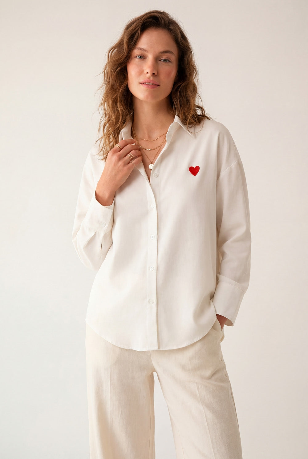 Camisa branca de algodão Oxford com pormenor de coração vermelho bordado