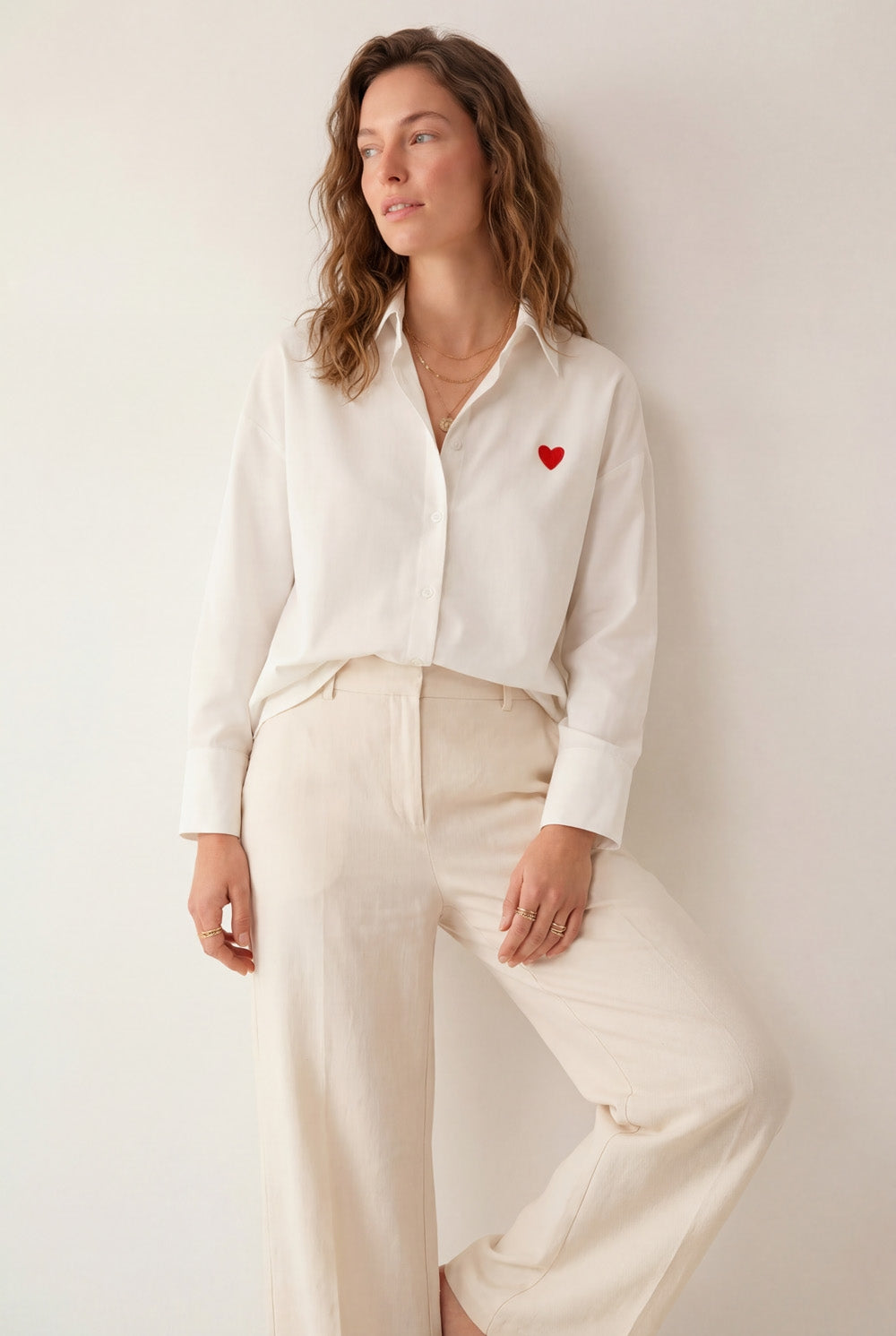 Camisa branca de algodão Oxford com pormenor de coração vermelho bordado