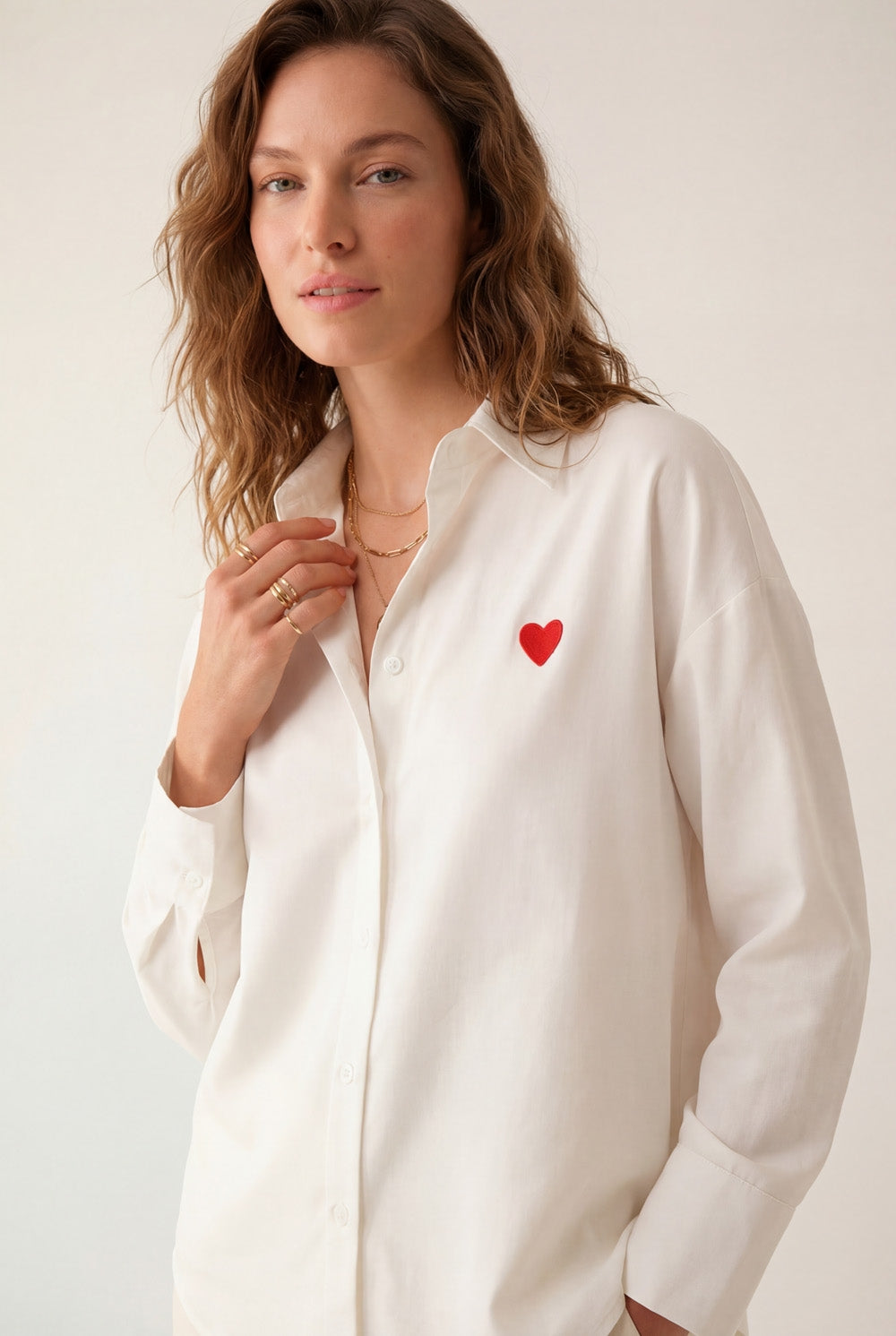 Camisa branca de algodão Oxford com pormenor de coração vermelho bordado
