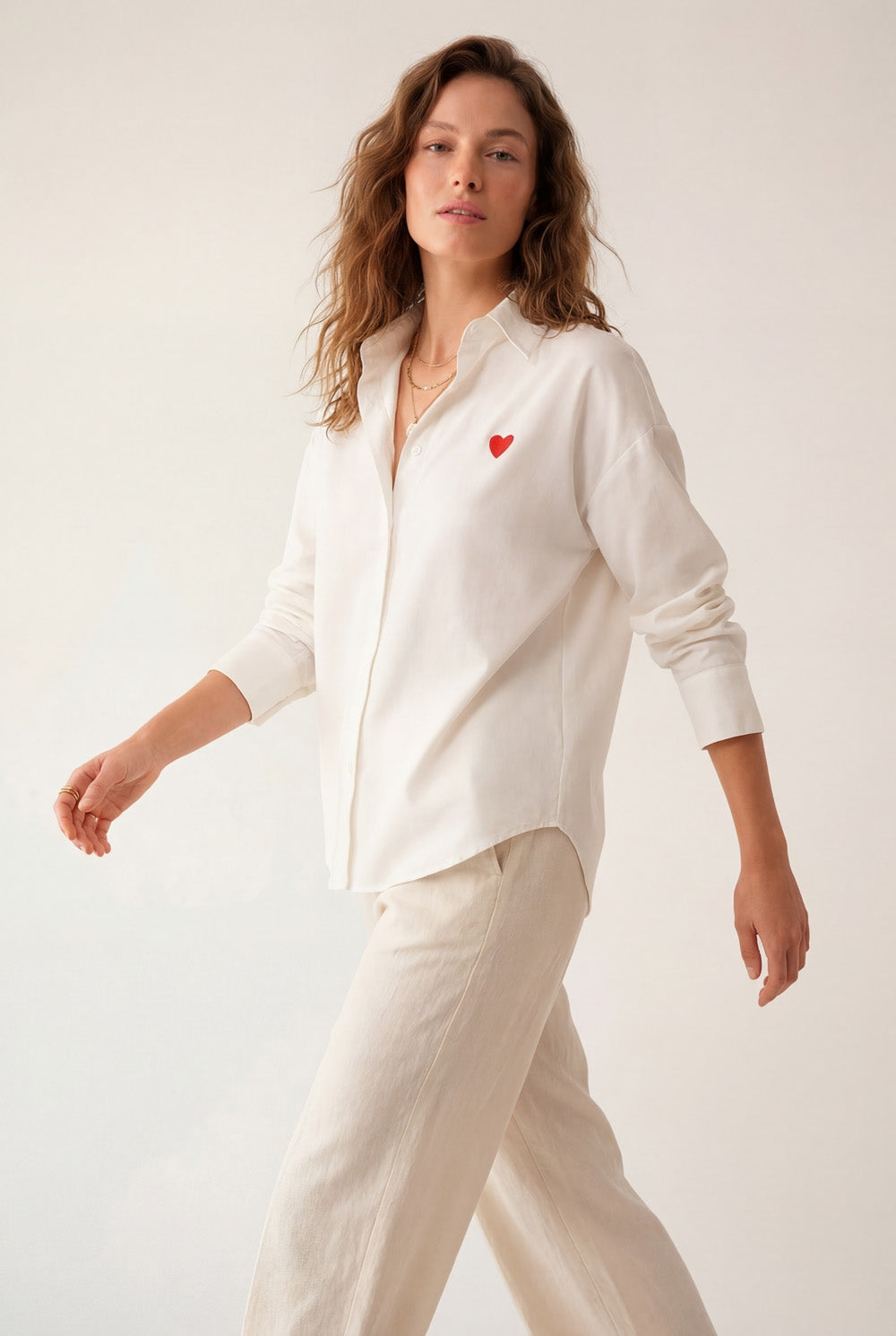 Camisa branca de algodão Oxford com pormenor de coração vermelho bordado
