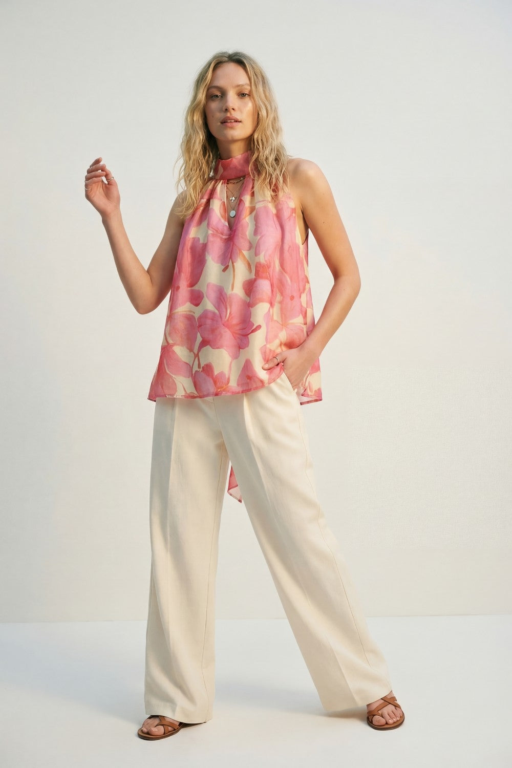 Top cor-de-rosa floral em chiffon macio com halteres