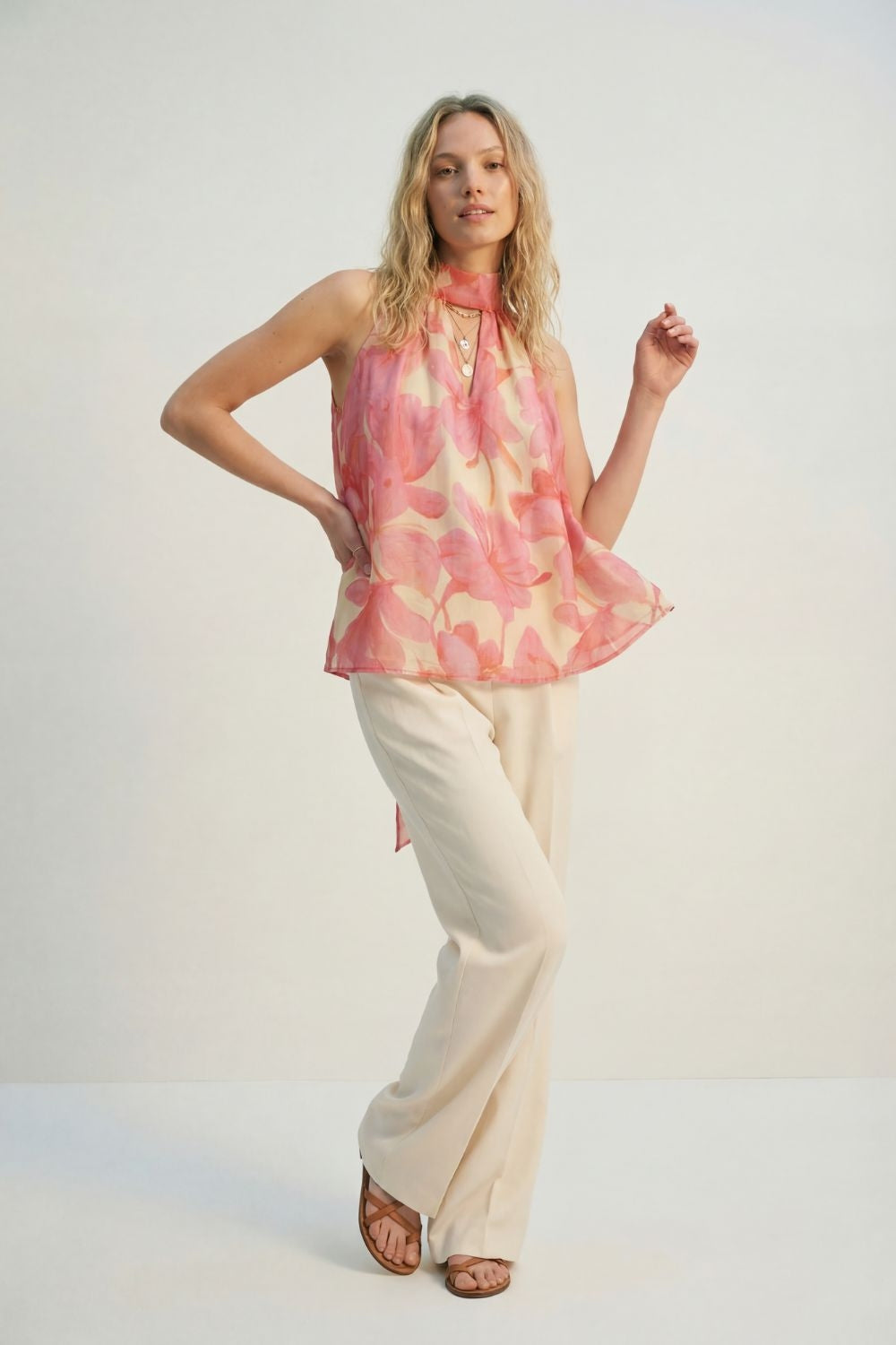 Top cor-de-rosa floral em chiffon macio com halteres