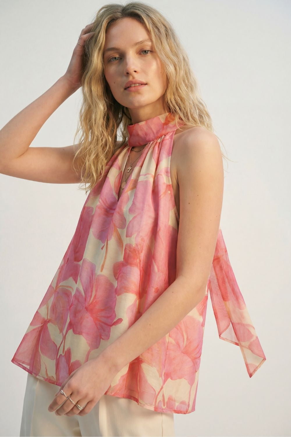 Top cor-de-rosa floral em chiffon macio com halteres