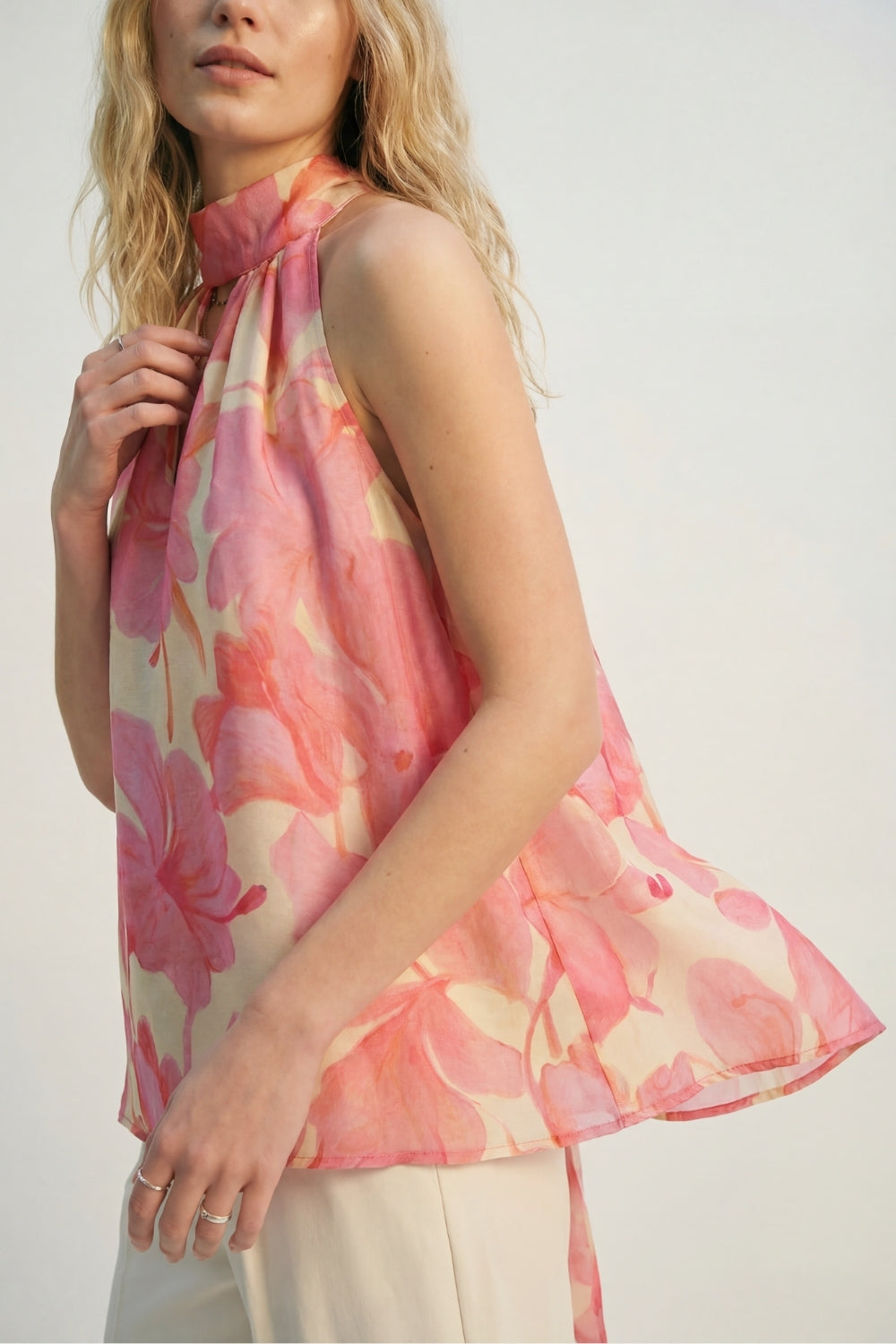 Top cor-de-rosa floral em chiffon macio com halteres