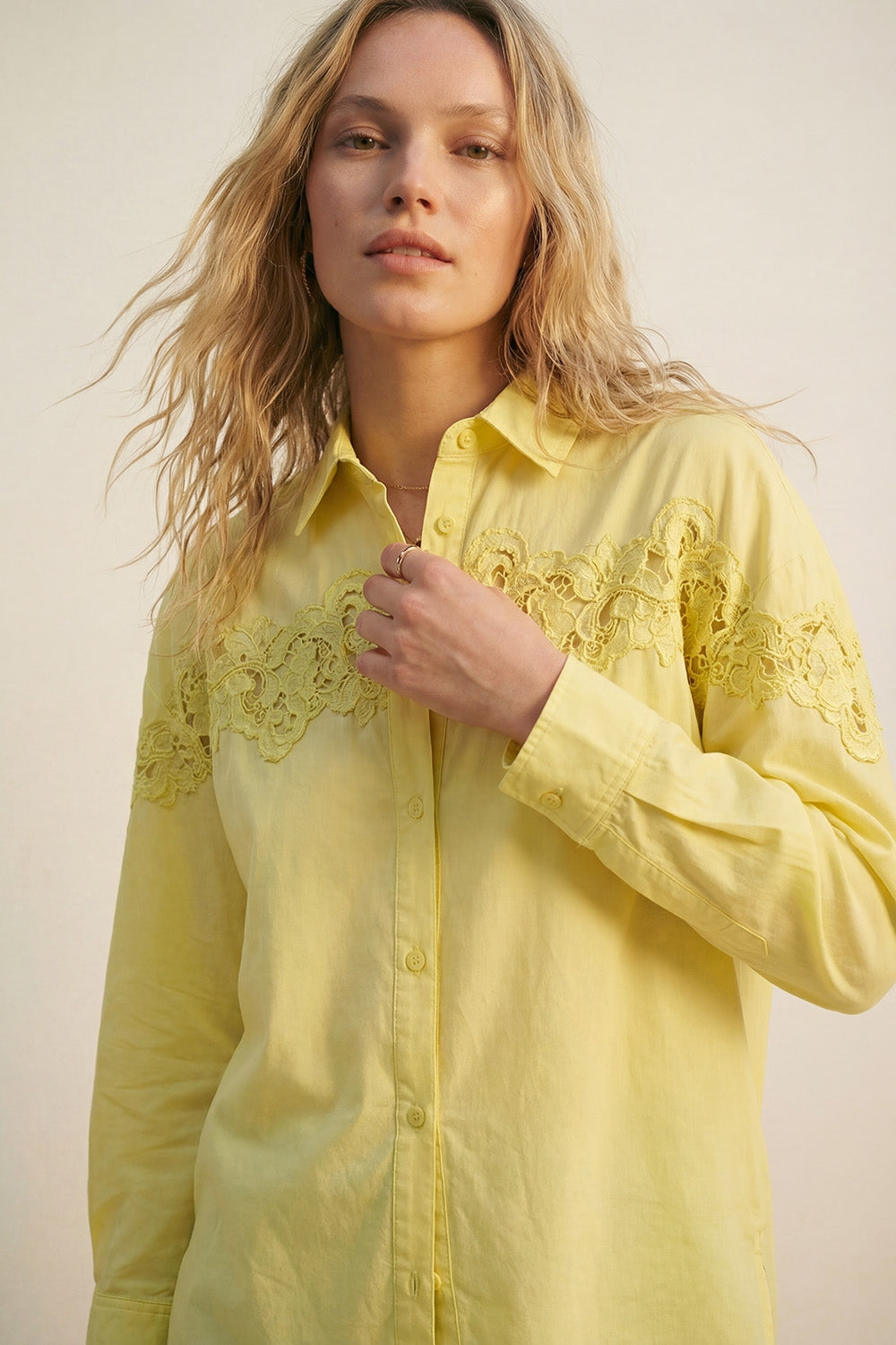 Camisa de popelina de tamanho grande amarela com pormenor de renda