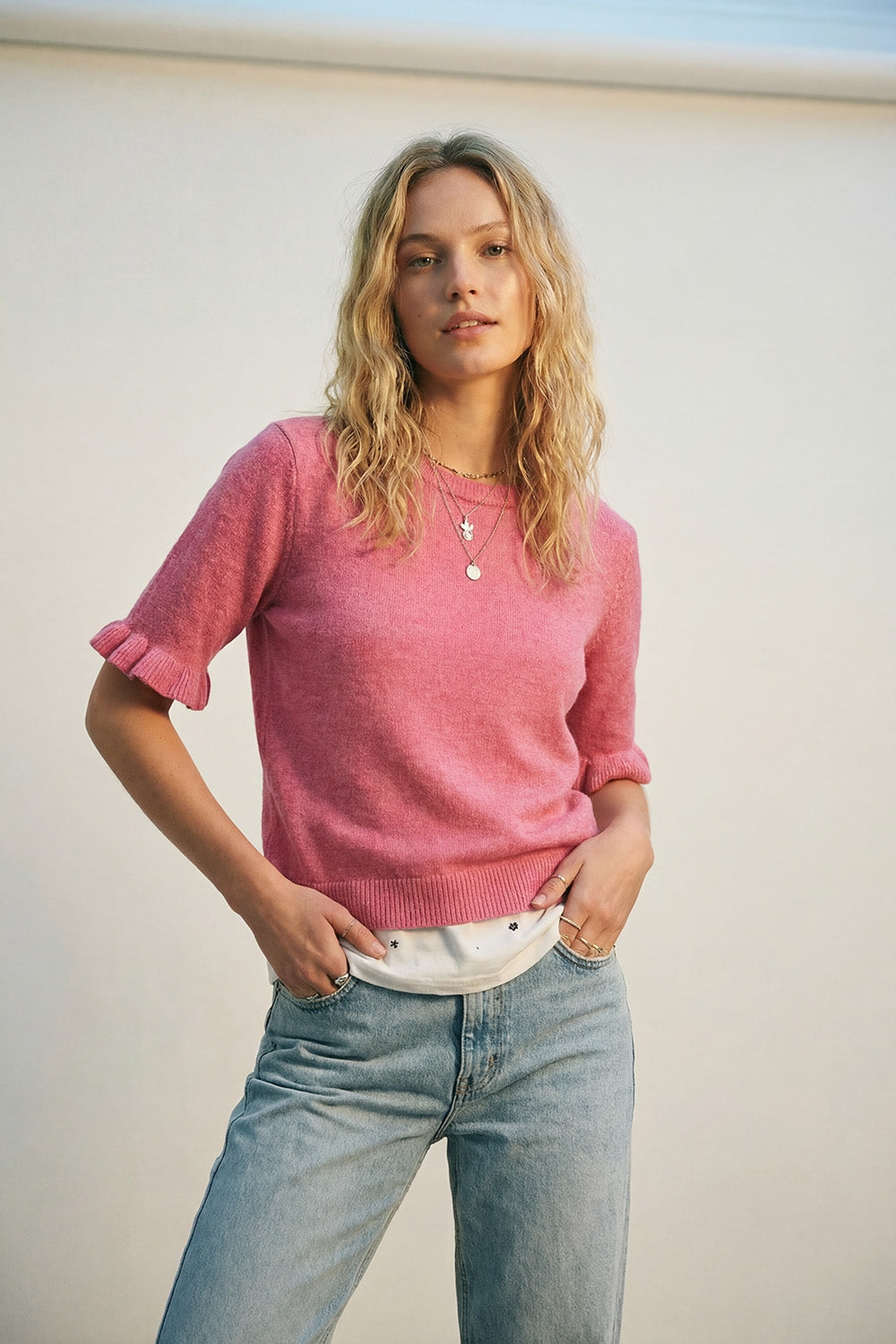 Camisola de malha macia e fofa cor-de-rosa com pormenor de manga com folhos