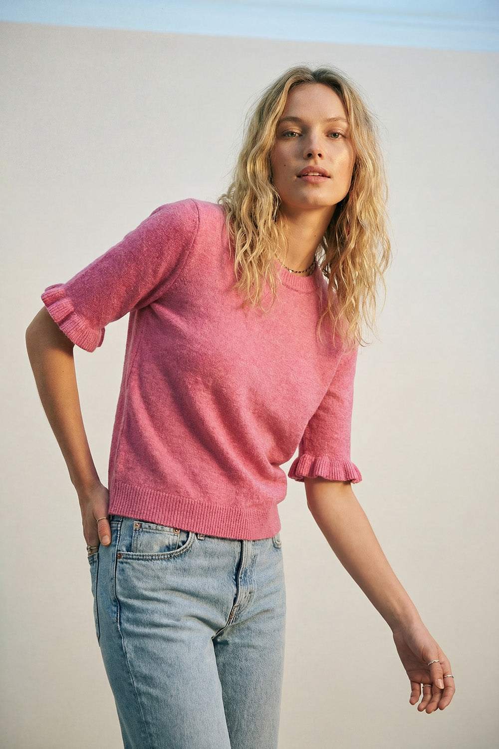 Camisola de malha macia e fofa cor-de-rosa com pormenor de manga com folhos