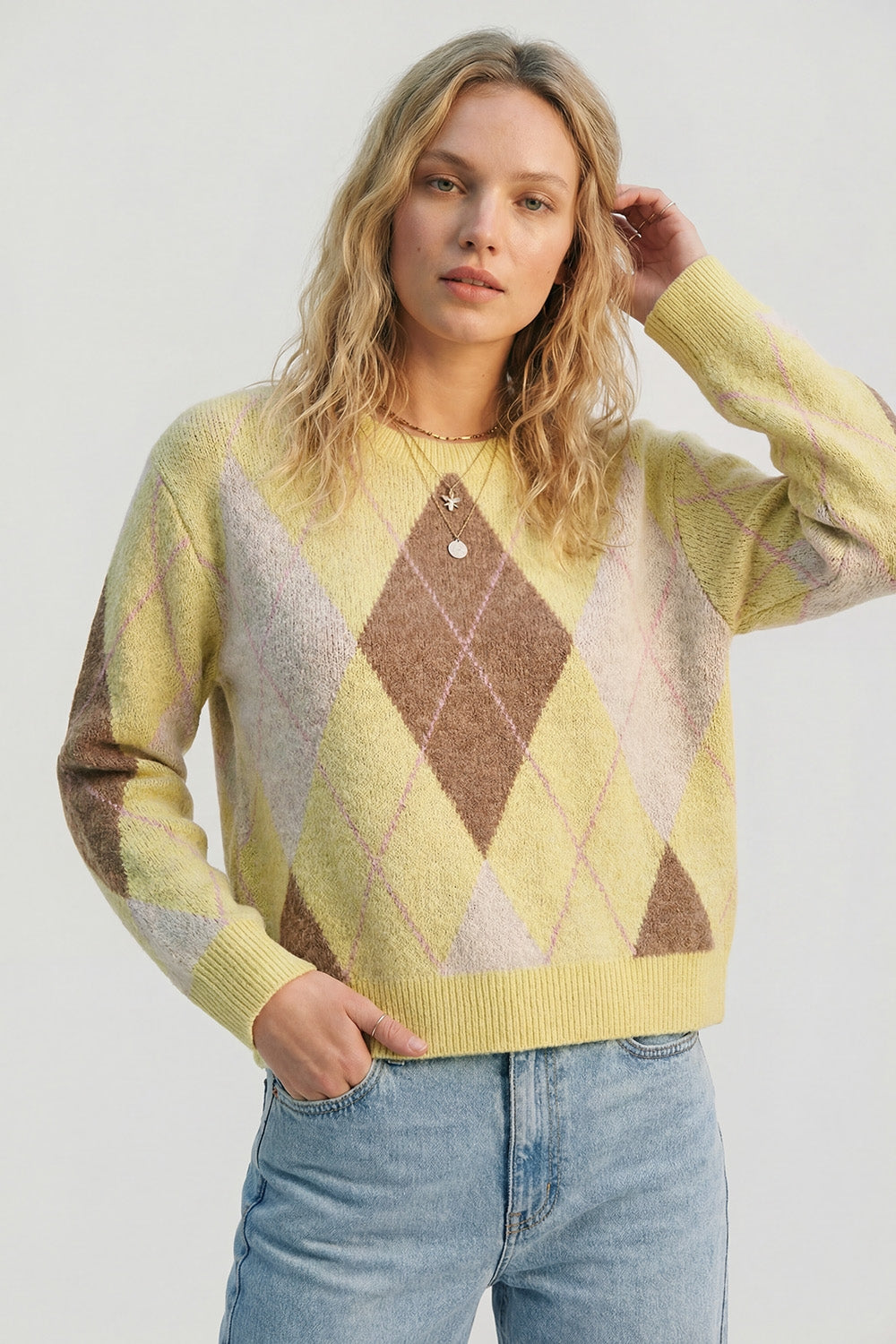 Camisola amarela e camel com estampado de losangos em tricô macio e fofo.