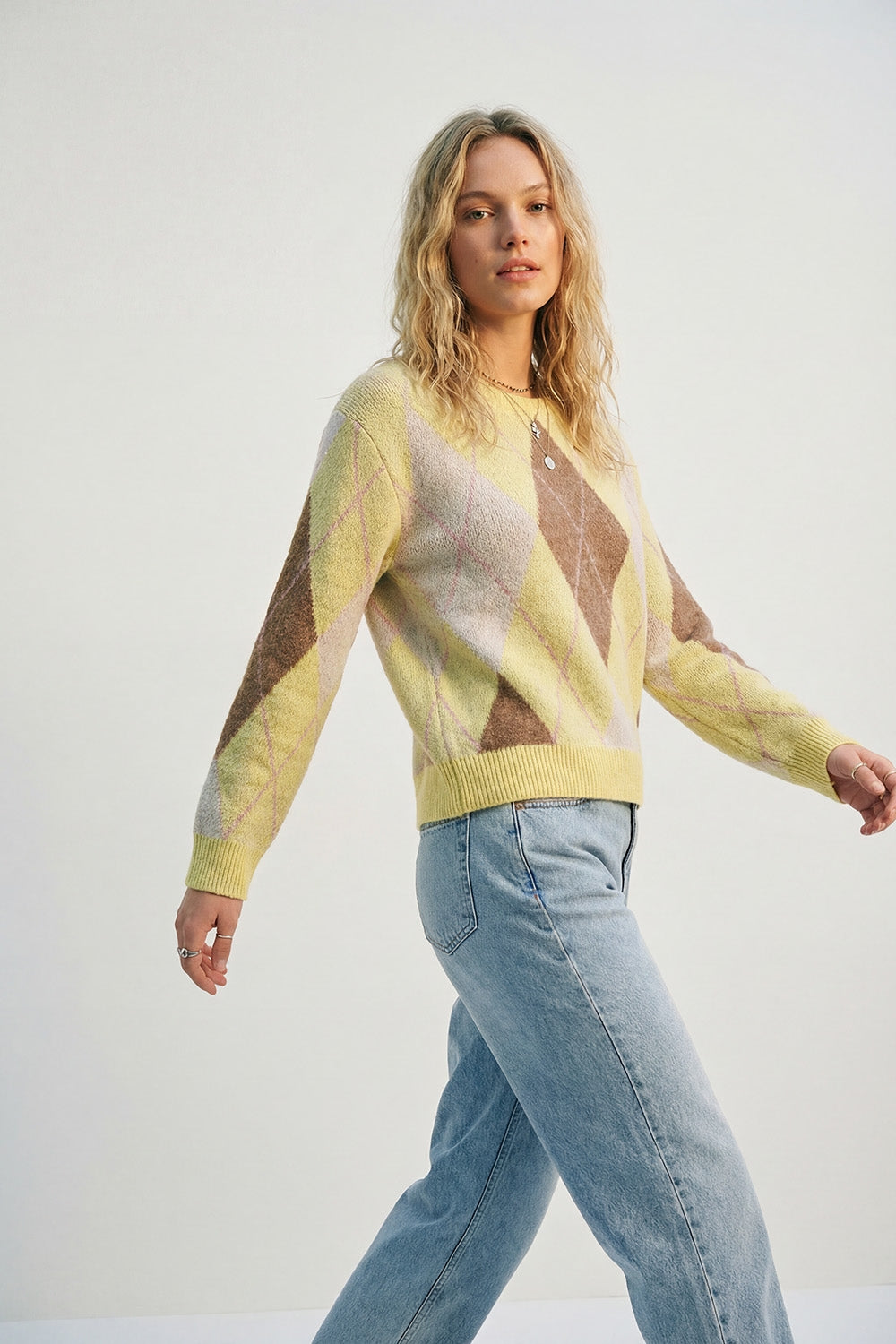 Camisola amarela e camel com estampado de losangos em tricô macio e fofo.