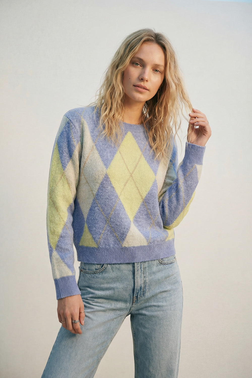 Camisola com padrão de diamantes azul e amarelo em malha macia e fofa