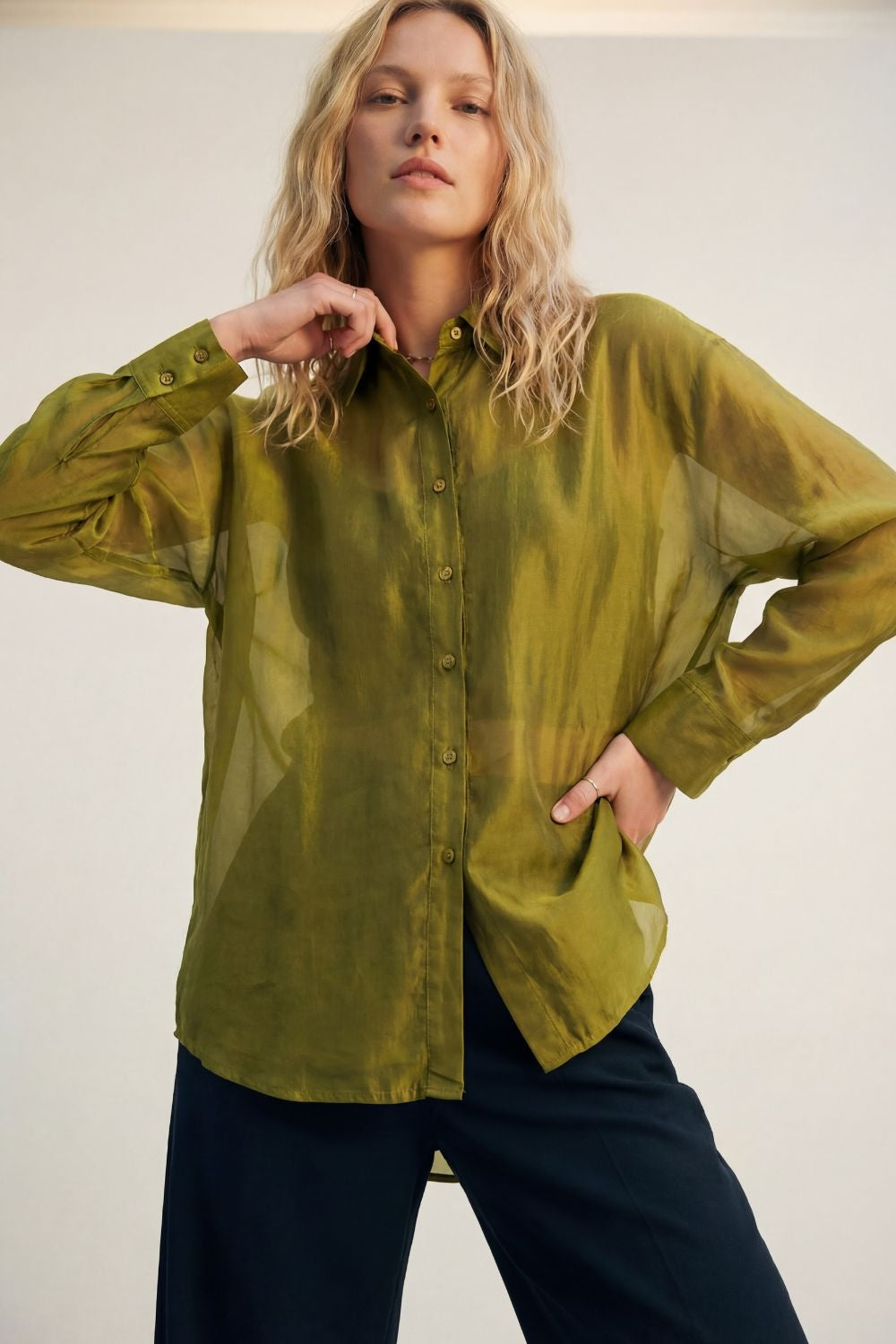 Camisa de cetim brilhante com corte descontraído em cor de azeitona
