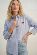 Camisa azul de algodão Oxford com pormenor de coração vermelho bordado