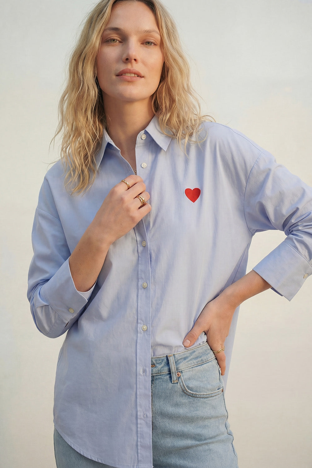 Camisa azul de algodão Oxford com pormenor de coração vermelho bordado