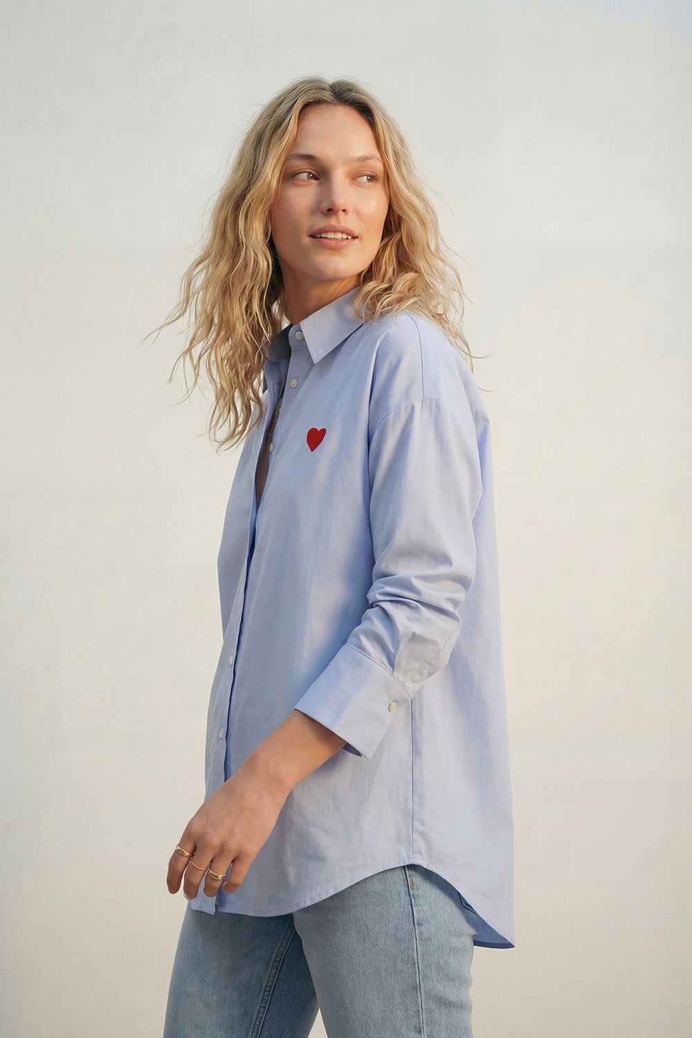 Camisa azul de algodão Oxford com pormenor de coração vermelho bordado