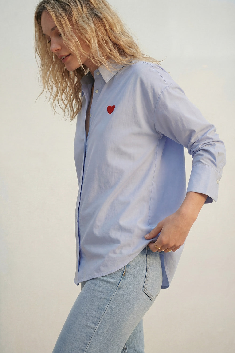 Camisa azul de algodão Oxford com pormenor de coração vermelho bordado