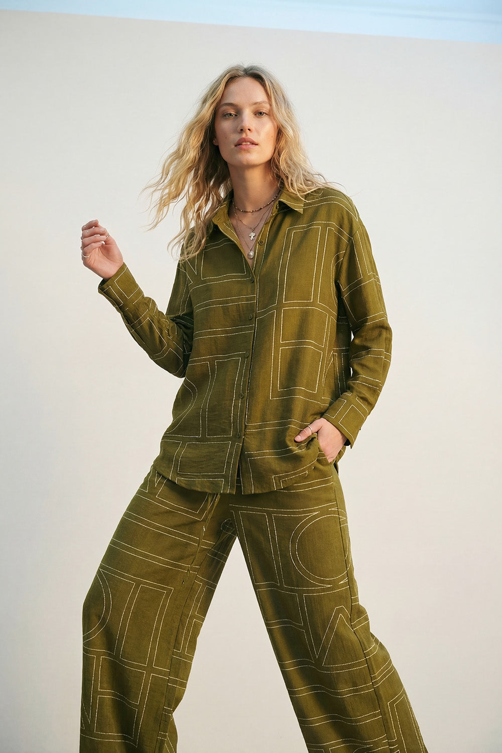 Camisa em tecido fluido fino de cor verde-oliva com estampado gráfico