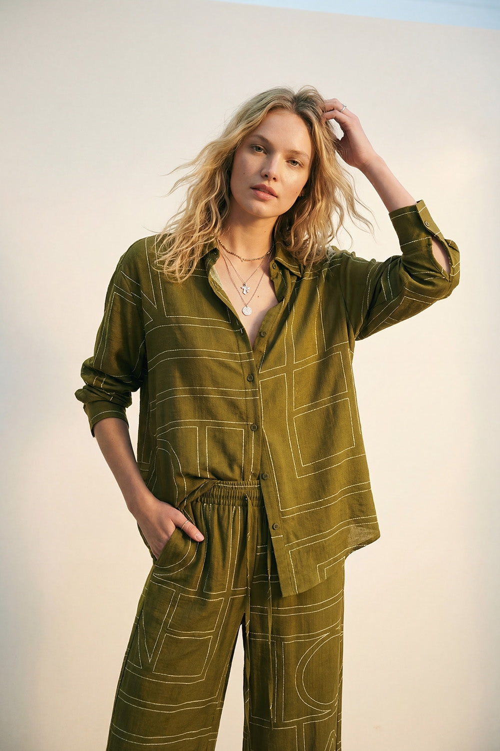 Camisa em tecido fluido fino de cor verde-oliva com estampado gráfico