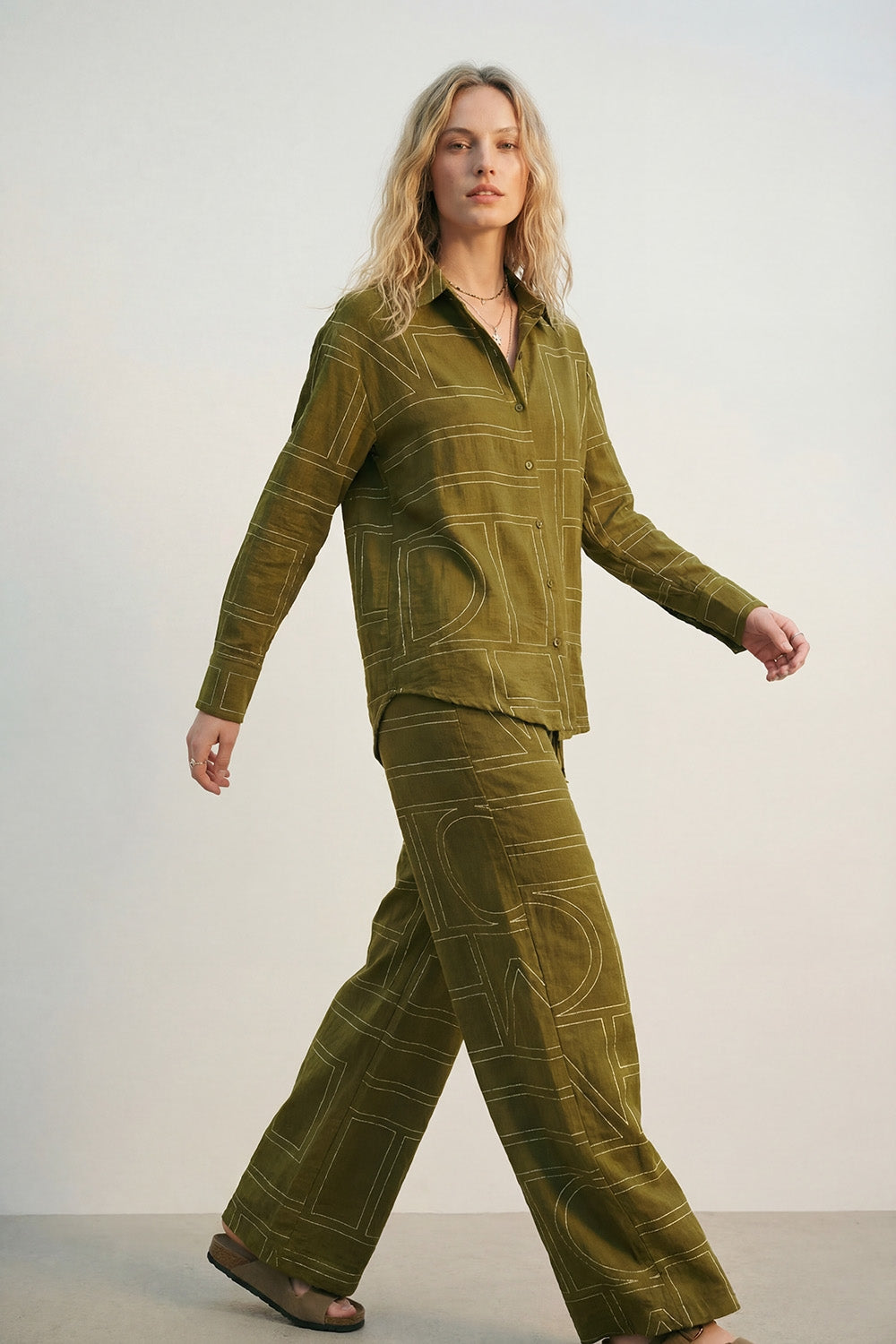 Camisa em tecido fluido fino de cor verde-oliva com estampado gráfico