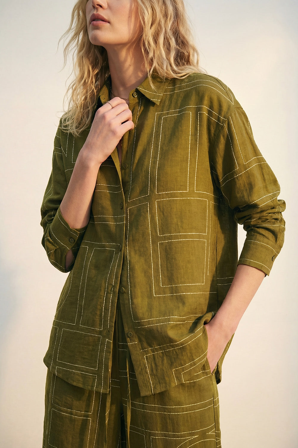 Camisa em tecido fluido fino de cor verde-oliva com estampado gráfico
