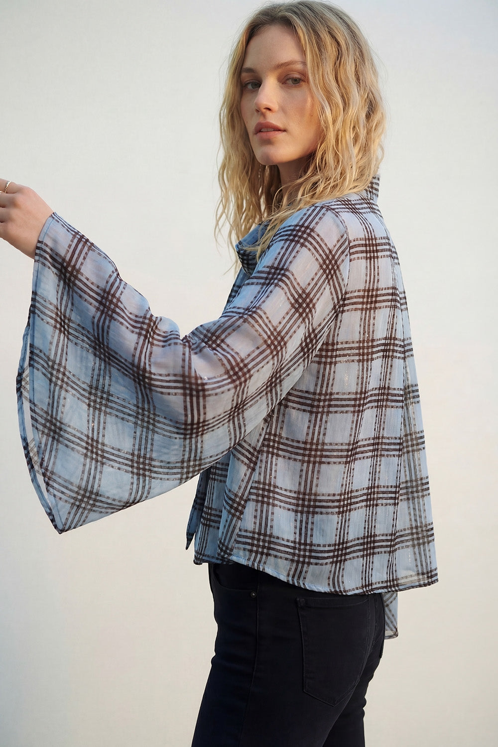 Blusa de chiffon azul com estampado xadrez com mangas largas e laço no pescoço