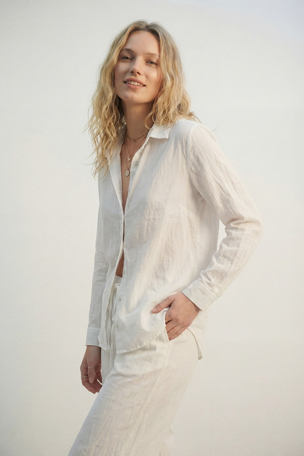 Camisa leve enrugada com silhueta descontraída em creme