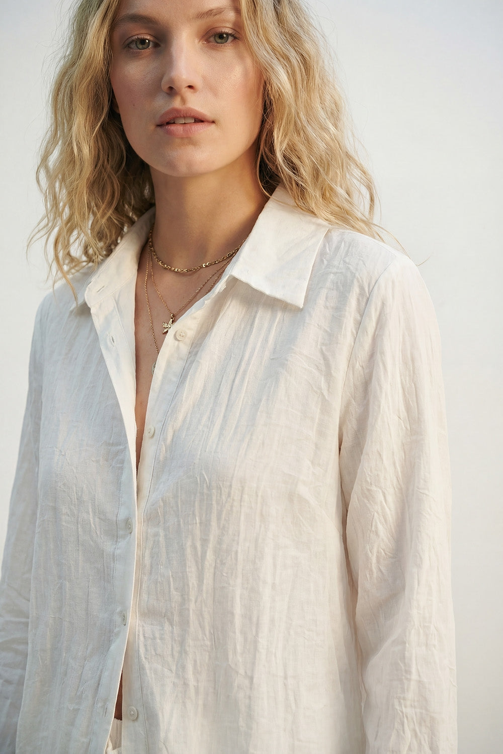 Camisa leve enrugada com silhueta descontraída em creme