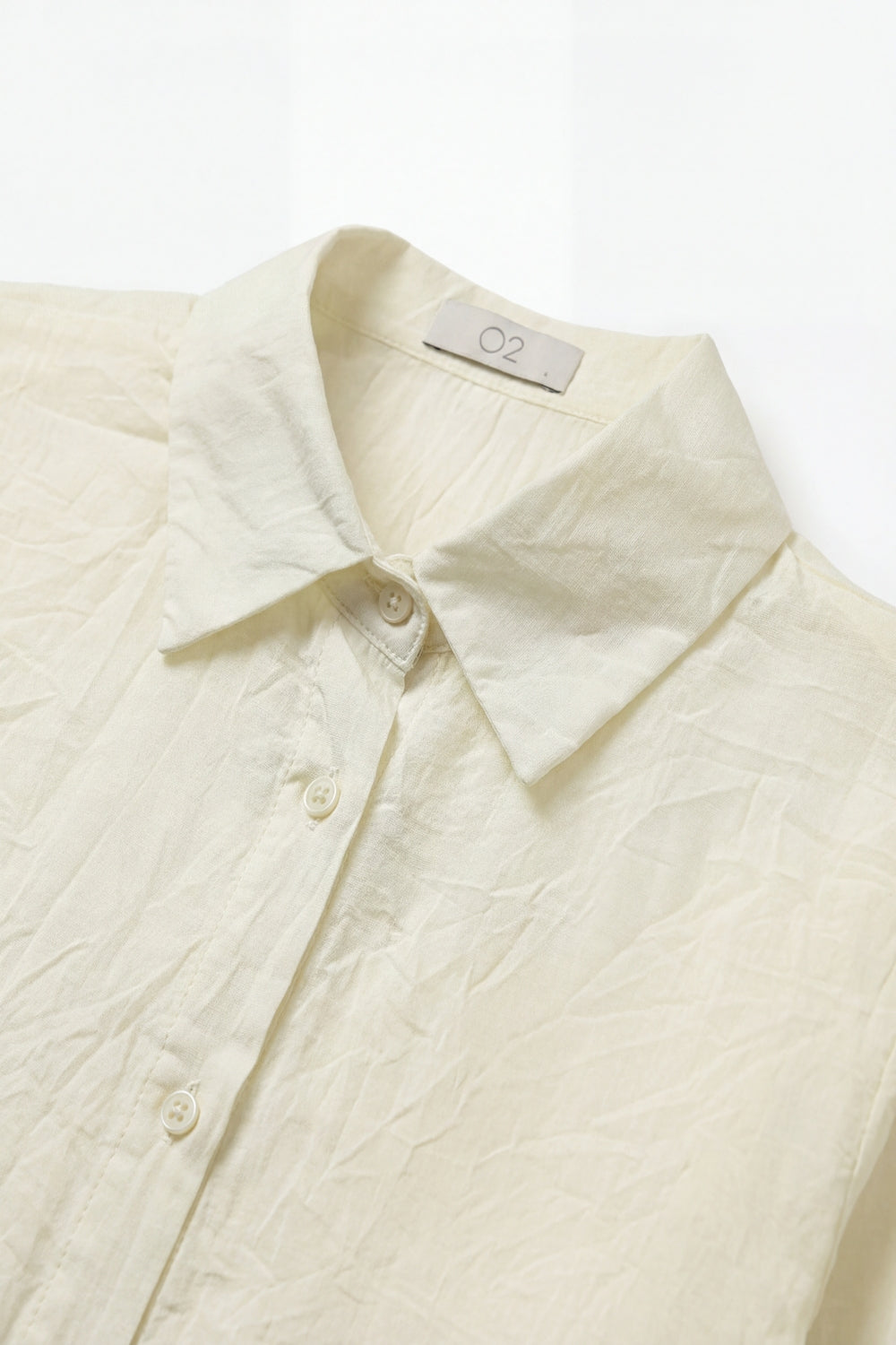 Camisa leve enrugada com silhueta descontraída em creme