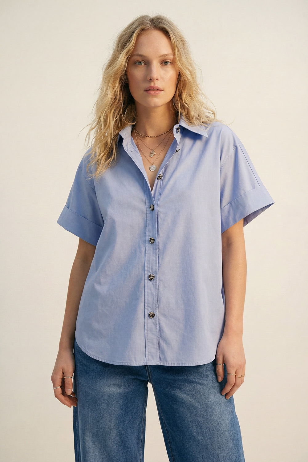 Camisa quimono de manga curta em popelina azul com botões prateados