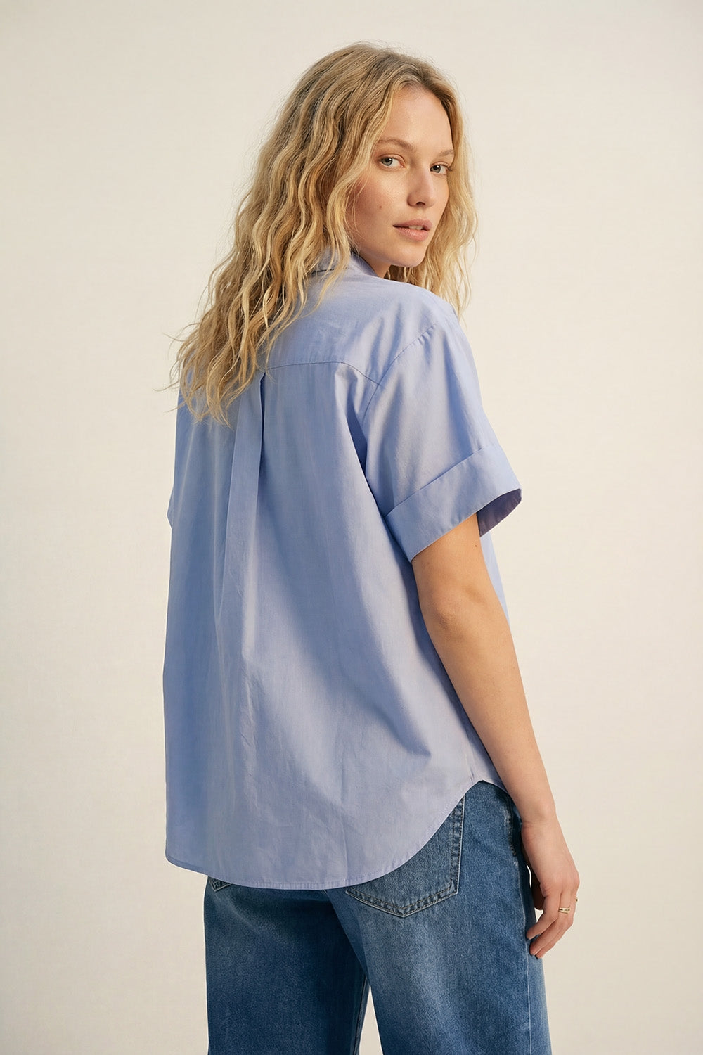 Camisa quimono de manga curta em popelina azul com botões prateados