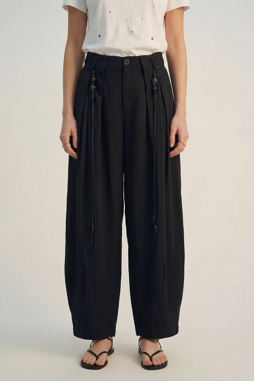 Calças em Rayon Lightweight Barrel-Fit de cor preta