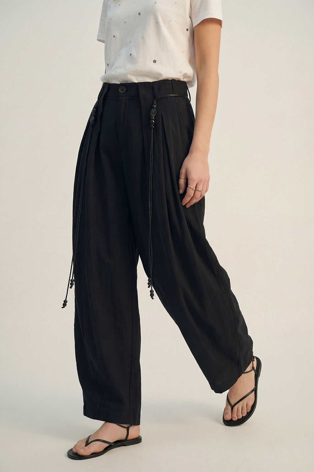 Calças em Rayon Lightweight Barrel-Fit de cor preta