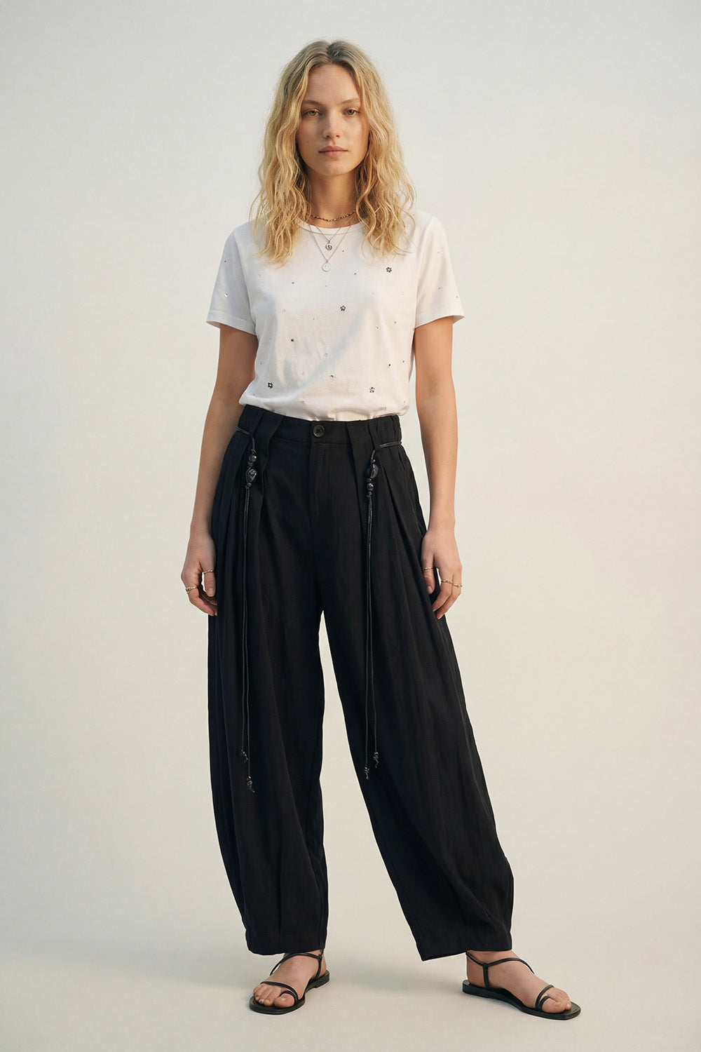 Calças em Rayon Lightweight Barrel-Fit de cor preta
