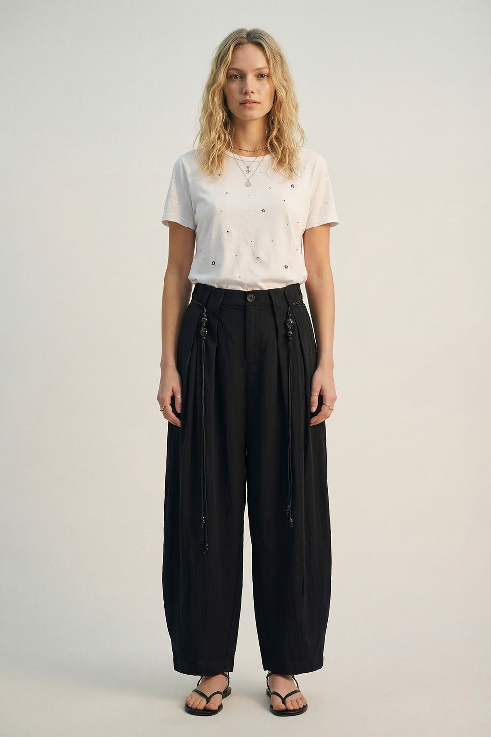 Calças em Rayon Lightweight Barrel-Fit de cor preta