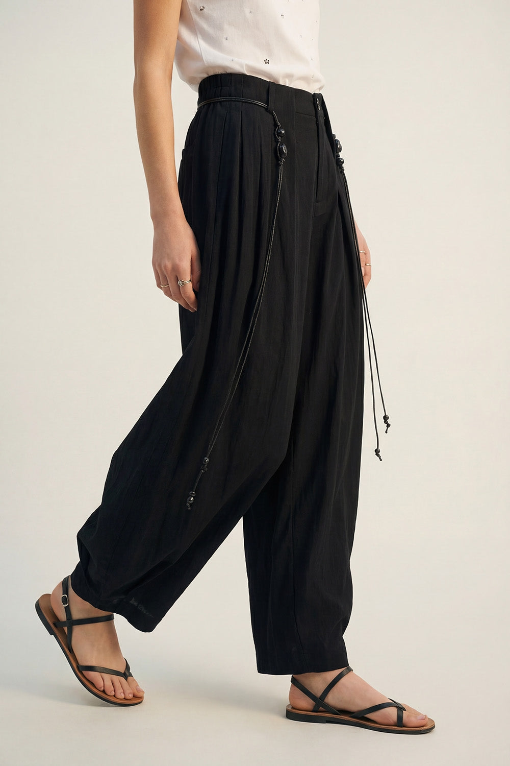 Calças em Rayon Lightweight Barrel-Fit de cor preta