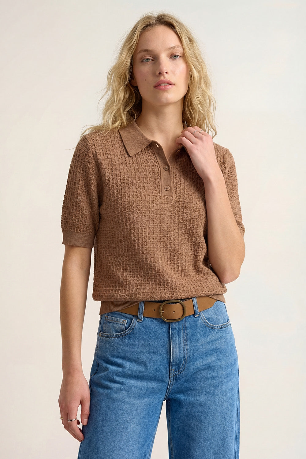 Camisola polo de malha texturada com mangas curtas em camel