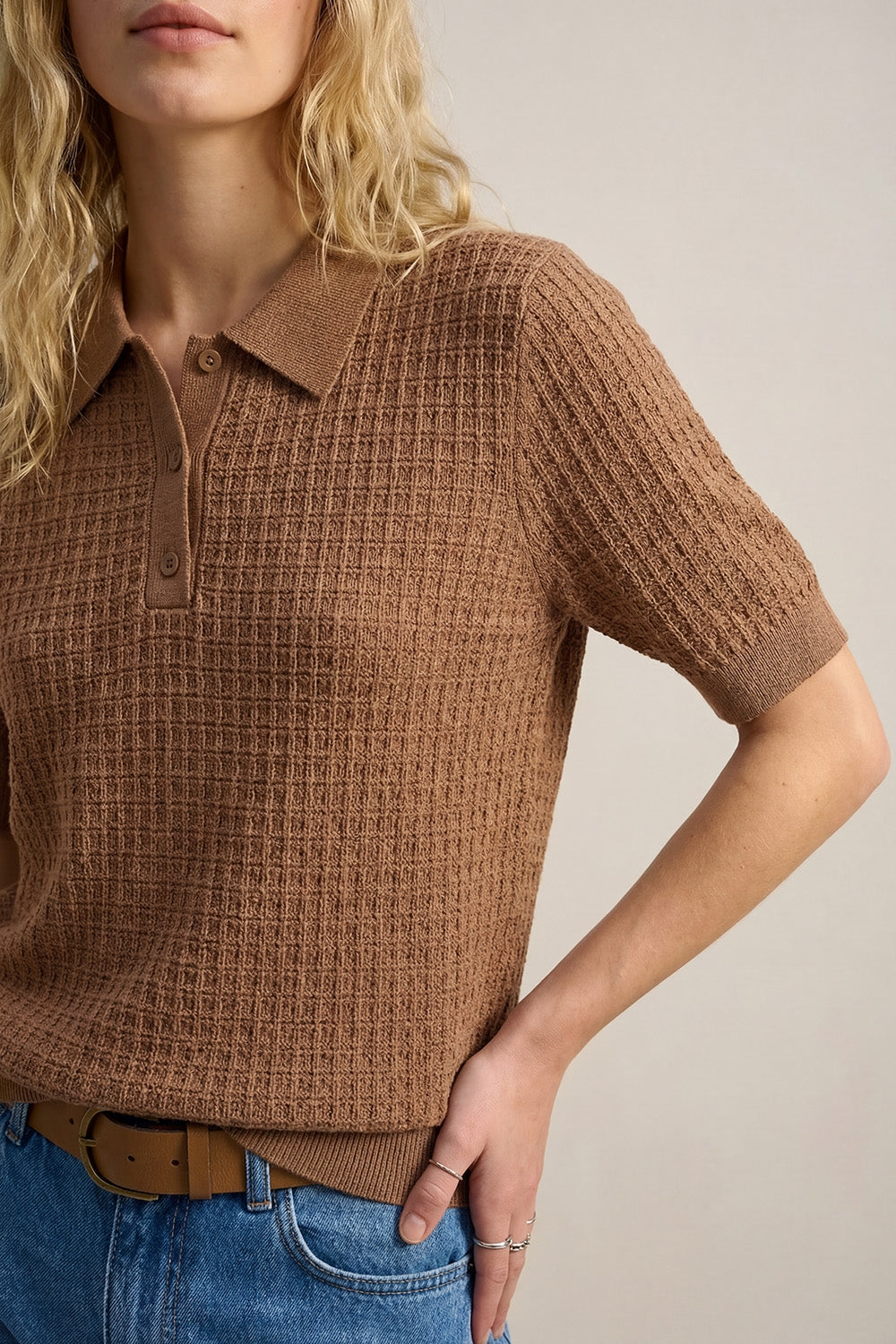 Camisola polo de malha texturada com mangas curtas em camel