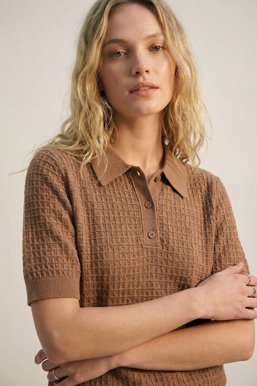 Camisola polo de malha texturada com mangas curtas em camel