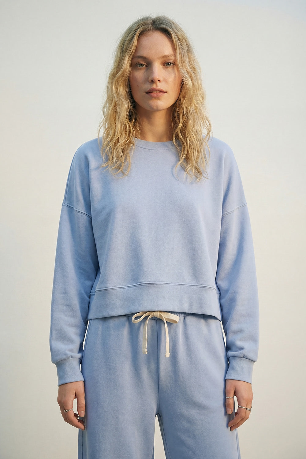Sweatshirt básica com gola redonda e ombros caídos em azul