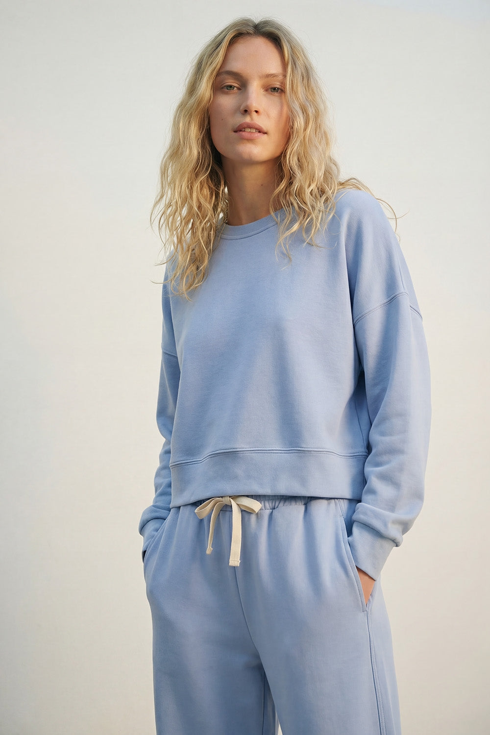 Sweatshirt básica com gola redonda e ombros caídos em azul