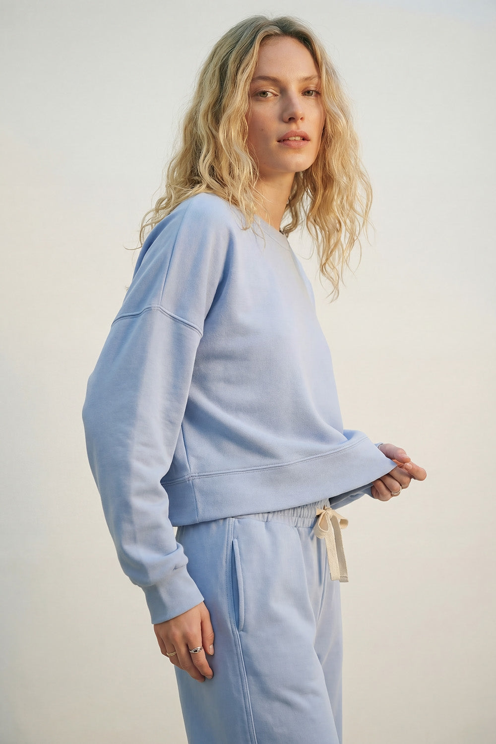 Sweatshirt básica com gola redonda e ombros caídos em azul
