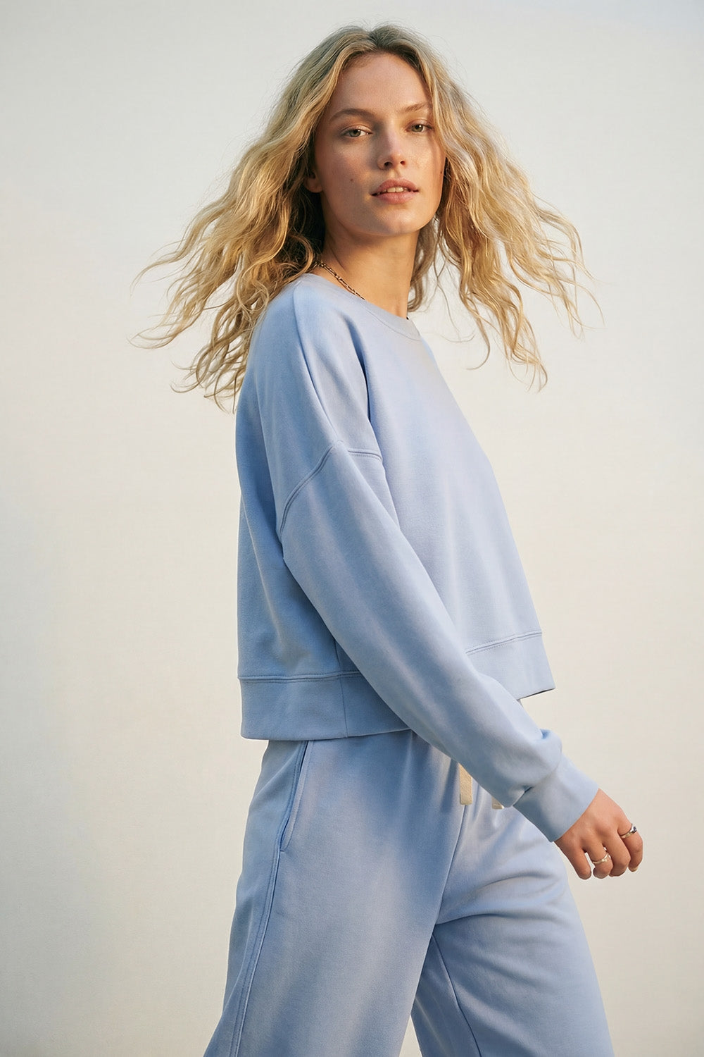 Sweatshirt básica com gola redonda e ombros caídos em azul